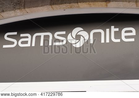 Bordeaux , Aquitaine France - 04 12 2021 : Samsonite Logo Text And Sign Brand Store Of Us Luggage Ma