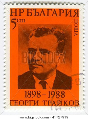 Bulgarien - CIRCA 1988: frimærker trykt i Bulgarien dedikeret til 90-års fødselsdag af Georgi Trajk