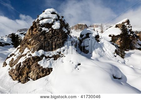 Montagne rocciose sulla stazione sciistica di Arabba, Dolomiti, Italia