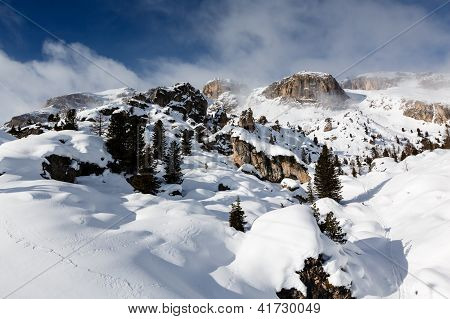 Montagne rocciose sulla stazione sciistica di Arabba, Dolomiti, Italia