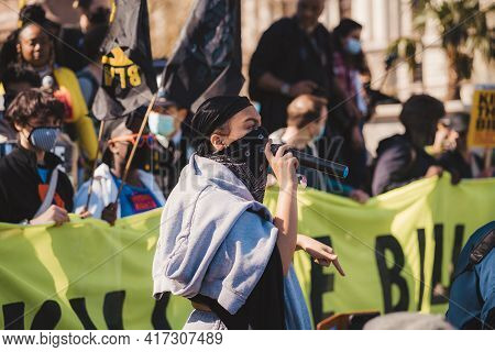 Westminster, London | Uk -  2021.04.17: Person With Microphone In Black Bandana Over Her Face Giving
