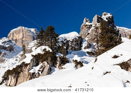Montagne rocciose sulla stazione sciistica di Arabba, Dolomiti, Italia