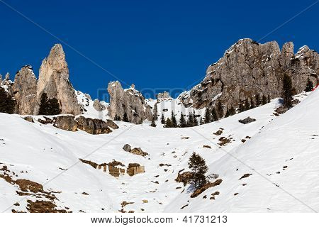 Montagne rocciose sulla stazione sciistica di Arabba, Dolomiti, Italia