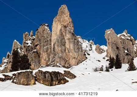 Montagne rocciose sulla stazione sciistica di Arabba, Dolomiti, Italia