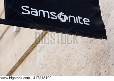 Bordeaux , Aquitaine France - 04 12 2021 : Samsonite Brand Logo And Text Sign Front Of Suitcase Stor