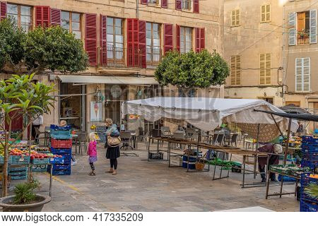 Sineu, Spain; April 14 2021: Weekly Street Market In The Majorcan Town Of Sineu In Times Of The De-e