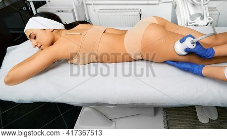 Hardware Cosmetology. Ultrasound Fat Cavitation. Fat Reduction Treatment For Womans Leg, And Body Co