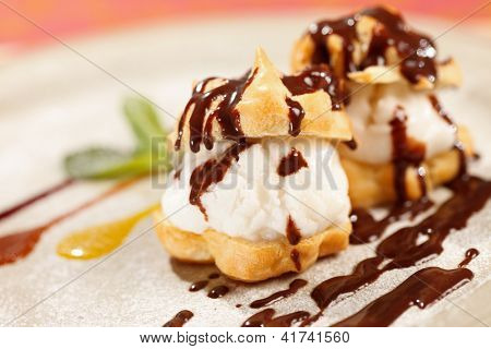 Profiteroles com sorvete