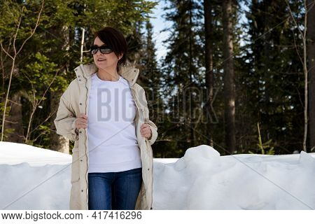 White Fleece Crewneck Sweatshirt Mockup Featuring A Woman With Asymmetrical Hairstyle In The Winter 