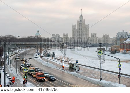 Moscow, Russia - January 17, 2021: View Of The Moskvoretskaya Embankment, Cars And A Skyscraper On K
