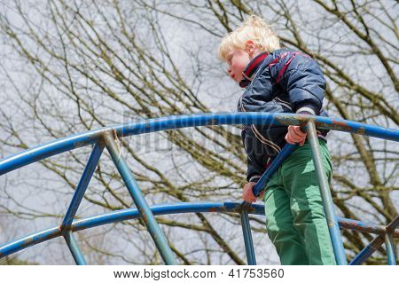 Küçük çocuk playgarden tırmanıyor