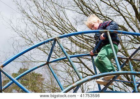 Küçük çocuk playgarden tırmanıyor
