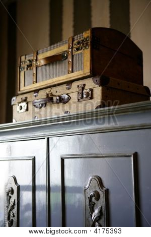 alte Koffer über die Garderobe