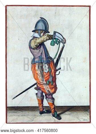 A soldier, full-length, to the right, holding a rudder  with his left hand by his left thigh. With his right hand he pours powder from a powder horn into the barrel, which points diagonally upwards.