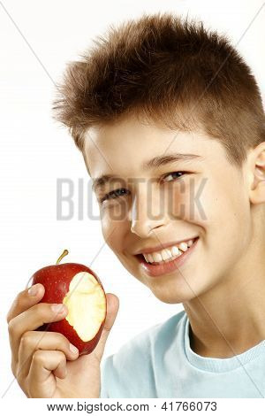 男孩吃苹果