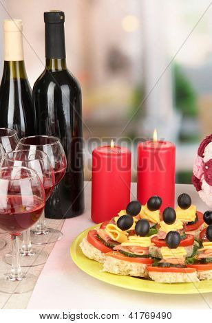 Canapés e vinhos no restaurante