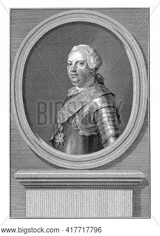 Portrait of Louis in an oval. In a box are name and titles.