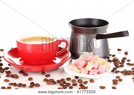 Rote Tasse Kaffee mit Rahat Delight (Locum) und Kaffeekanne, isolated on white
