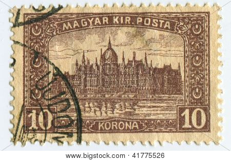 Ungarn - ca. 1917: Eine Briefmarke gedruckt in Ungarn zeigt Bild des Parliament House, ca. 1917.