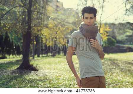 น่าสนใจหล่อหนุ่ม รูปแบบของแฟชั่นในสวน