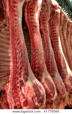 frisches Fleisch in einer Fabrik, Aufschnitt