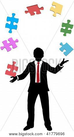 Geschäftsperson jongliert Jigsaw Puzzle-Teile um Lösung seiner Probleme zu finden