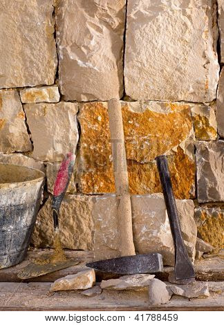 망치 메이슨 도구 stonecutter 벽돌의 건축 돌 벽에 작동