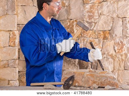 돌 벽 건설에 근무 하는 망치와 벽돌 메이슨 stonecutter 남자