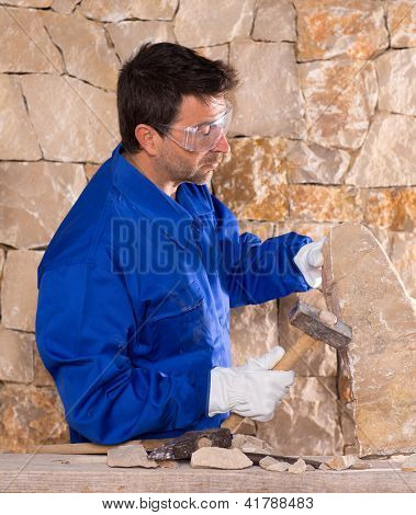 돌 벽 건설에 근무 하는 망치와 벽돌 메이슨 stonecutter 남자