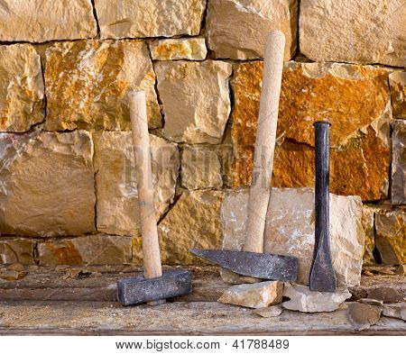 망치 메이슨 도구 stonecutter 벽돌의 건축 돌 벽에 작동