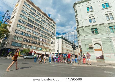 SARAJEVO, Bosna - 11. srpna: Pěší průnik na rušnou ulici August 11, 2012 v Sarajevu,