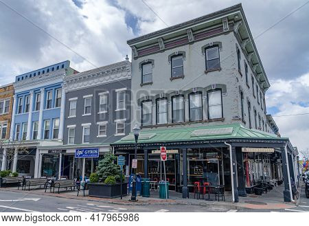 Kingston, Ny - Usa - April 22, 2021: A View Of The Shops And Businesses On Wall Street In The Histor