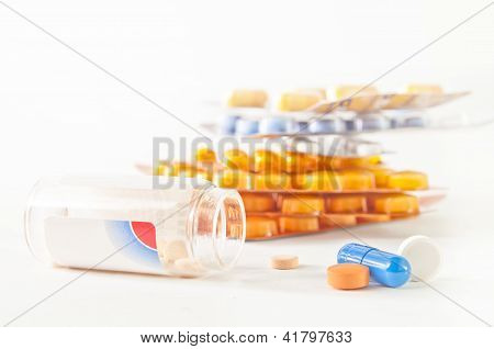 Medicamentos em fundo branco