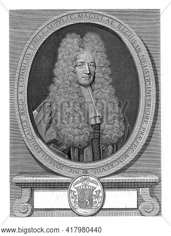 Portrait of Nicolas-Joseph Foucault. He wears an all-round wig. In the oval border around the portrait are his name and function and the year 1698.