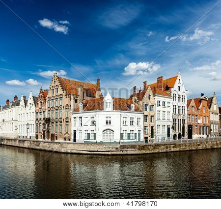 Beneluxu cestování koncept pozadí - Bruggy kanálu a středověkých domů. Brugge, Belgie