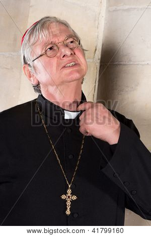 Naštvaný svírání kněz límec v jeho košili nebo klerika zralé kardinál
