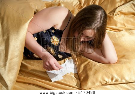 Dívka s malými papíry