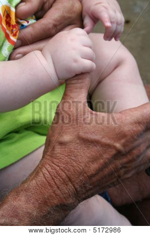 Gramps'ın elini tutarak