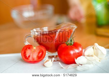 Forberede gribende tomatsauce