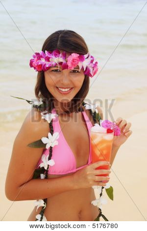 Mooi Polynesische meisje met bloem Lei
