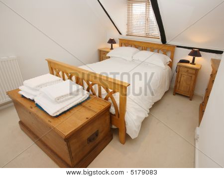 Camera da letto mansardata