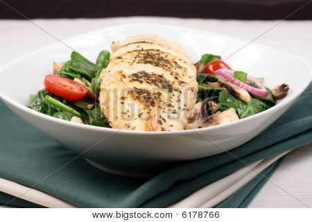 Pechuga de pollo y ensalada