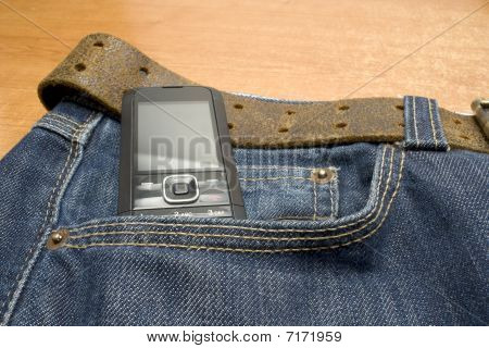 telefono su jeans