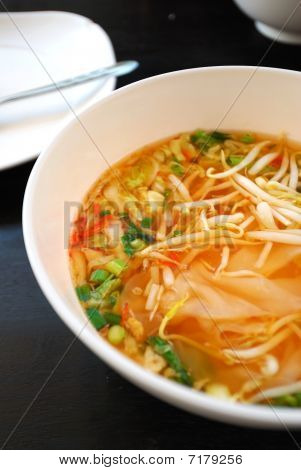 Tay tarzı vejetaryen Tom Yam çorbası
