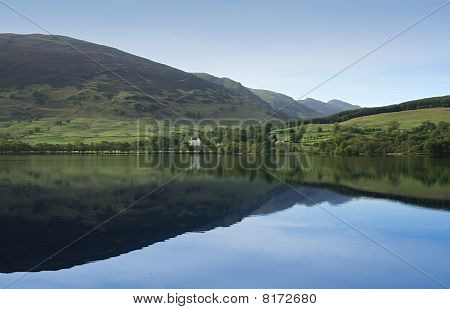 Loch kazanmak sakin mavi suları