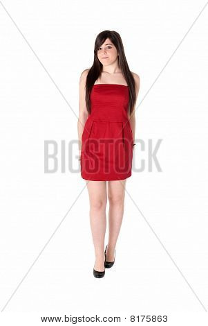 Giovane bella ragazza con vestito rosso in piedi isolato su sfondo bianco.