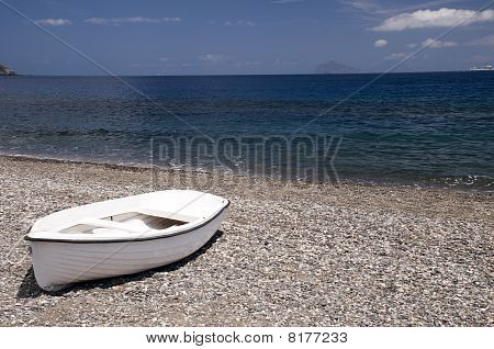 Hvid båd på stranden