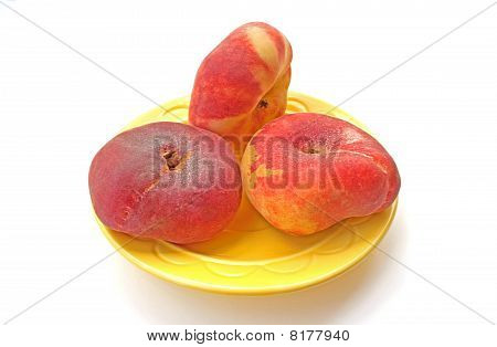 Ciambella pesche su un piattino giallo (close up)