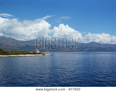 Fyren i blå Adriatiska havet