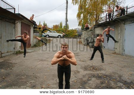 Pouliční rváč cvičit Karate